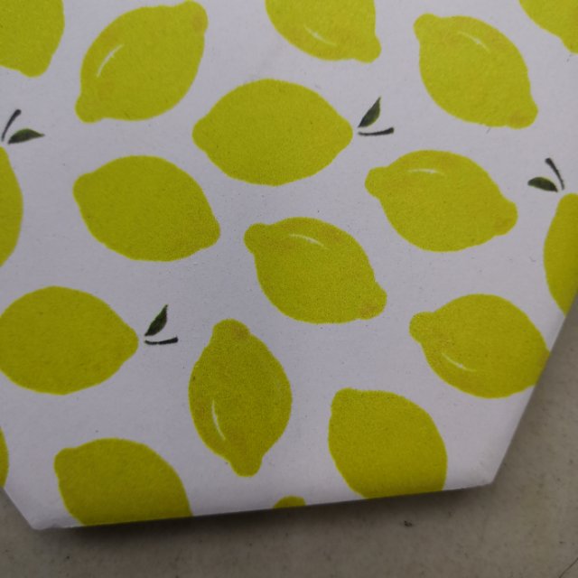 For a children's birthday party, decorate the dessert table with disposable fruit paper plates, picnic plates and cake dishes Specification image