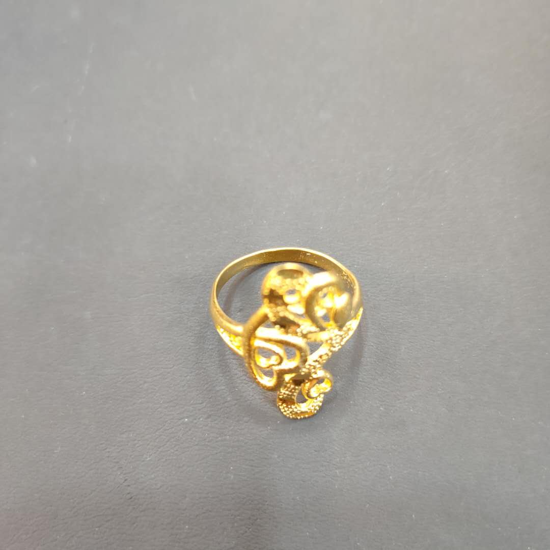 A new type of heart-shaped wave pattern accessory ring imitating gold for couples' love