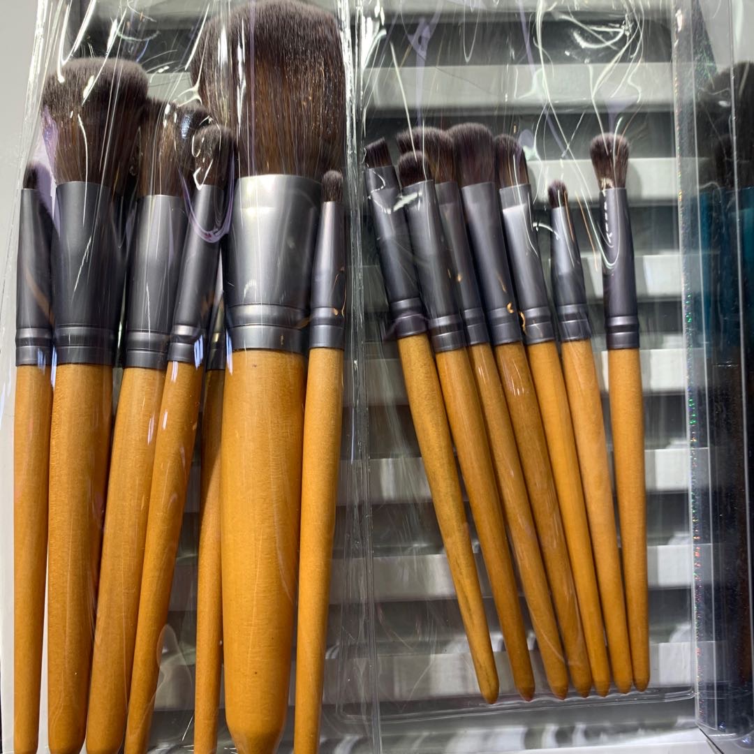 Premium Makeup Brush Set With Wooden Handle And Silver Shell