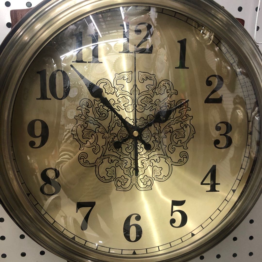 挂饰墙上闹钟创意客厅装饰挂钟墙面挂式无声圆形数字摇摆静音产品图