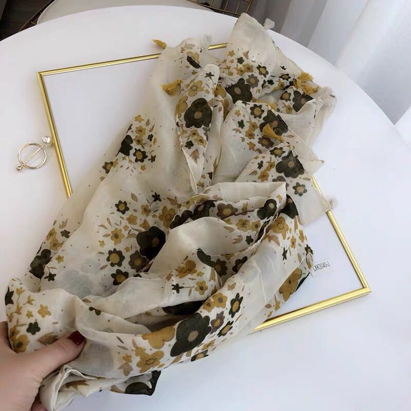 A thin beach towel for both spring, autumn and winter, suitable for both scarves and shawls details Picture