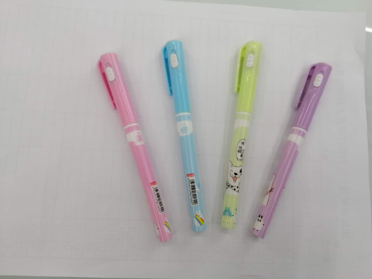 Yiwu Hanjia Stationery's 48-piece display box of light pens and gel pens can provide lighting. The battery is environmentally friendly and safe details Picture