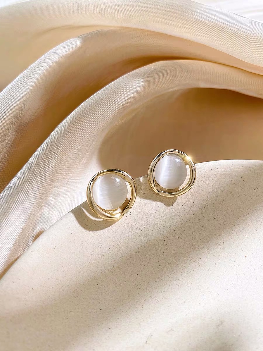 Minimalist spring stud earrings for women, 2020 new trendy Korean cat's eye stone high-end style, internet-famous earrings and earrings, pure silver needle earrings and earrings