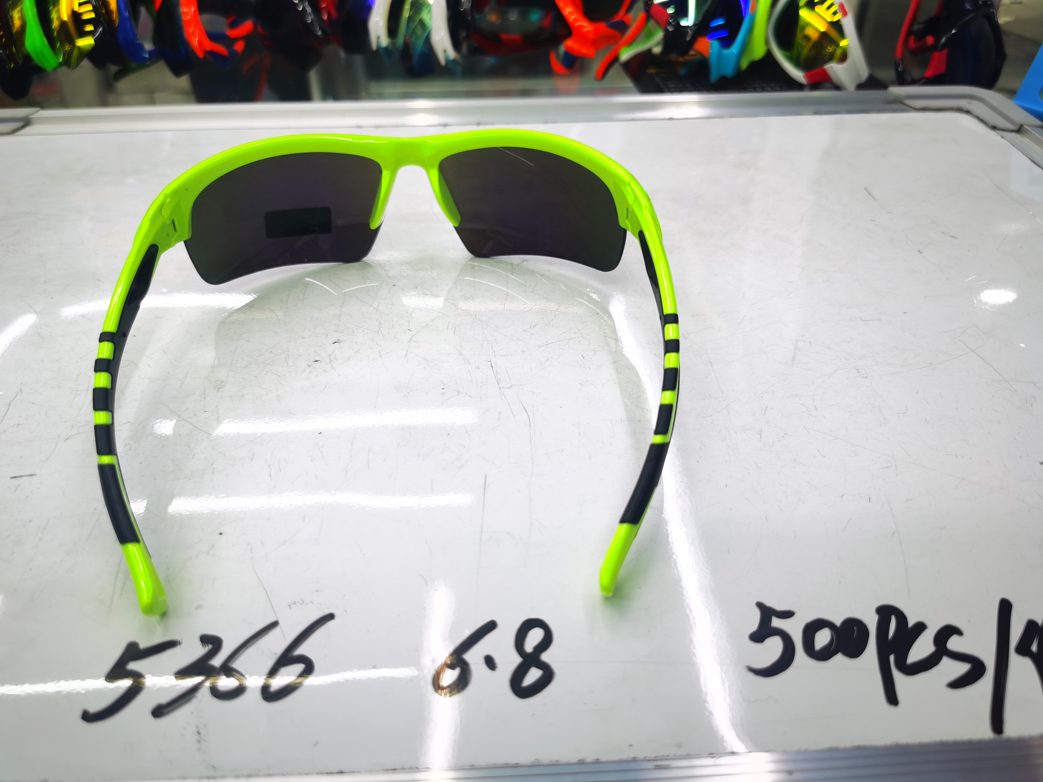 Outdoor sports glasses, UV-resistant and windproof sunglasses, men's cycling glasses, sports and running eye protection 5366222 Specification image