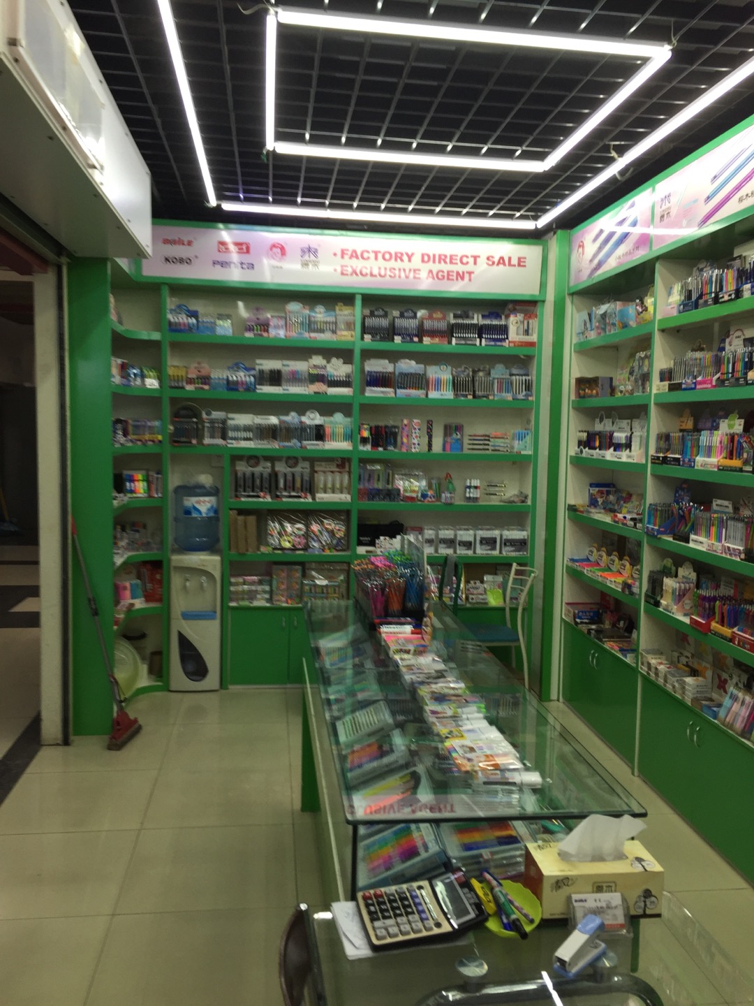 مكتب بيع القرطاسية في مدينة ييو describe pic - 1