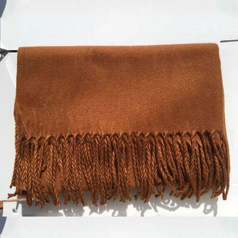 وشاح المرأة يغطي الرصيف والشتاء Specification image