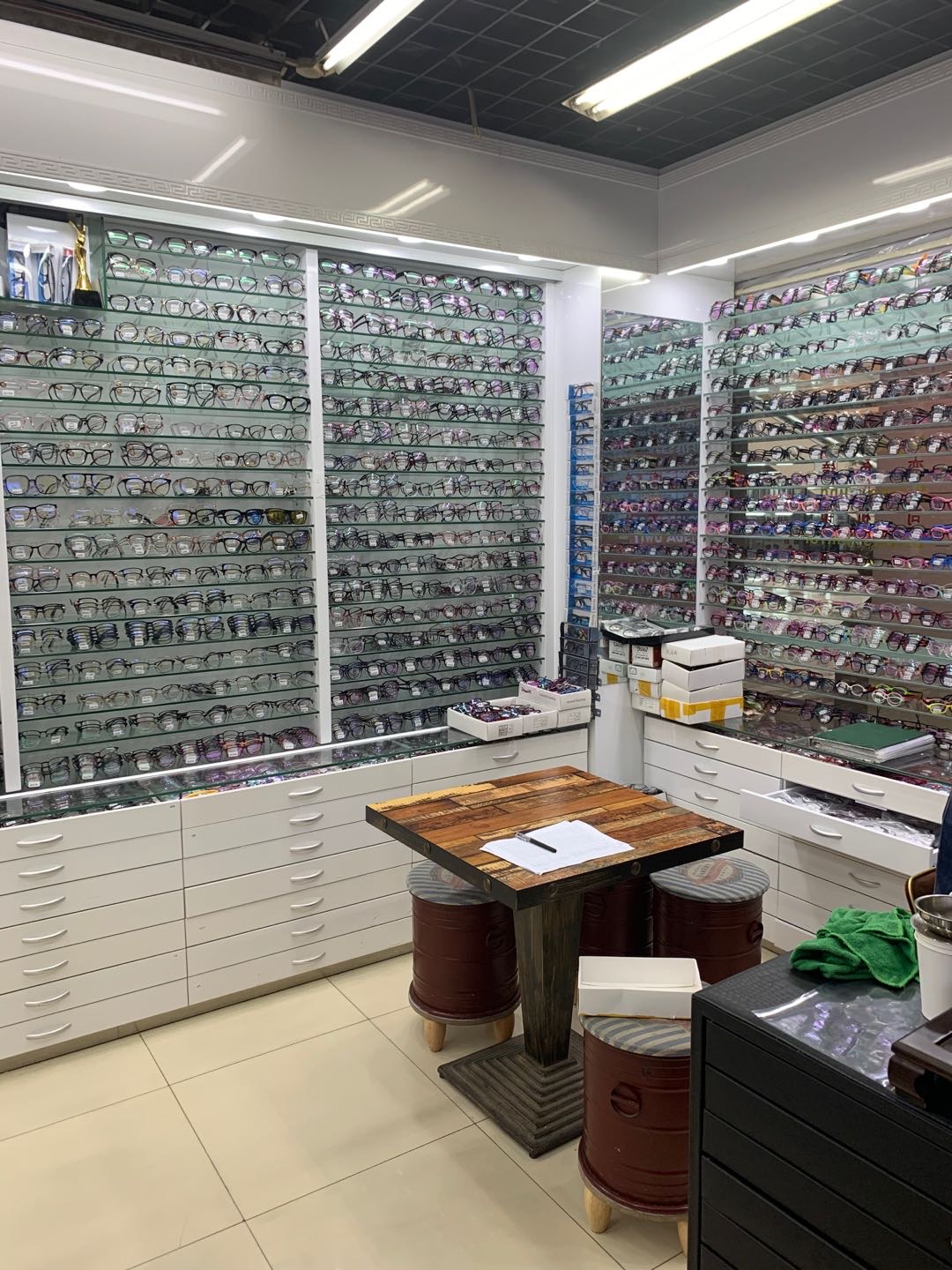 Yiwu Dejin Zhihao Optical Store