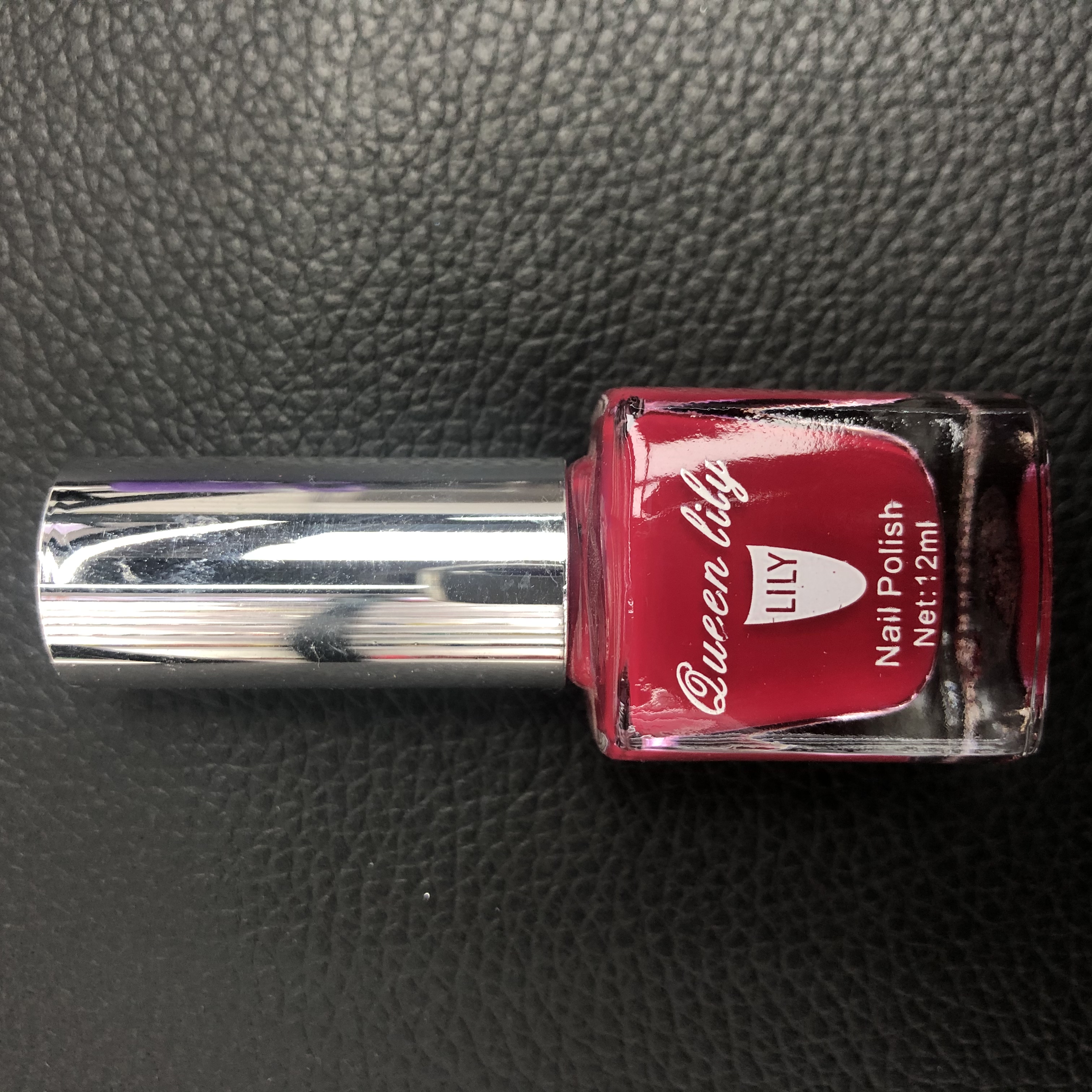 Silver-cap fashionable colored nail polish comes in a rich variety of colors, allowing you to freely choose and match them