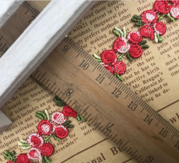 The auxiliary materials are high-quality, with crinkled glass flowers and exquisite satin ribbon embossed lace details Picture