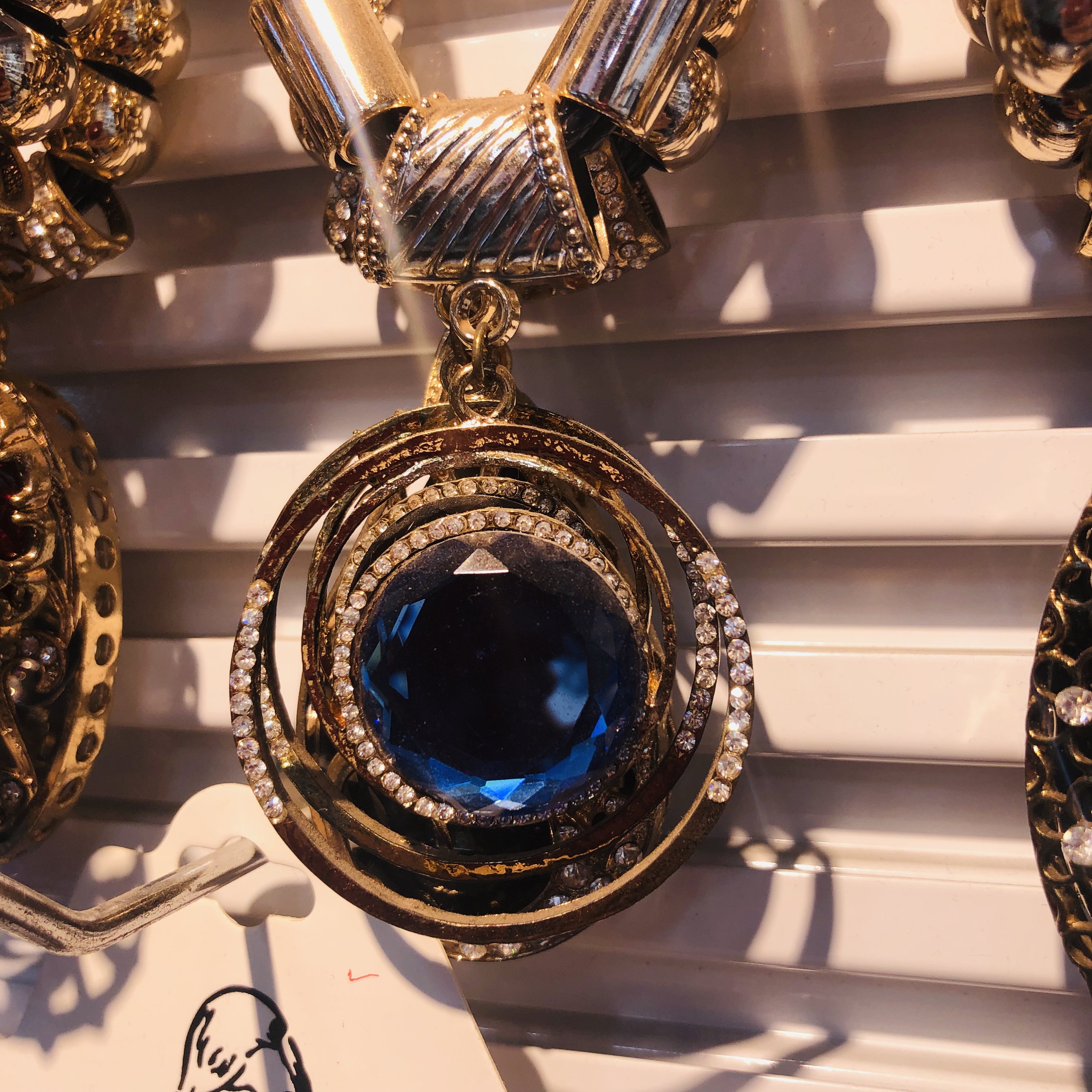 Autumn and winter: simple and elegant, high-end ethnic style, versatile, personalized and fashionable, water diamond necklace, women's retro sweater chain, long style