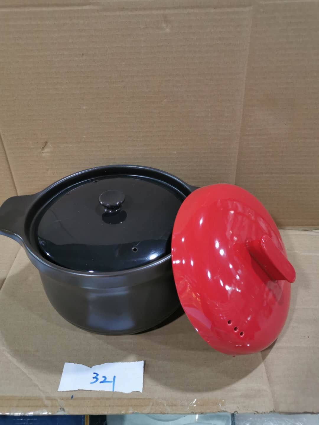 The 4L colored glazed pottery clay pot is durable for making soup