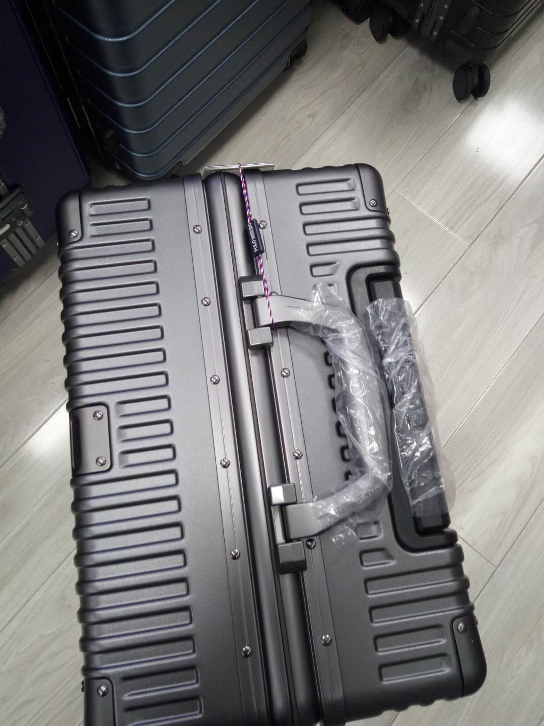 Paul's 20-inch multi-color suitcases for both men and women are available for boarding Specification image