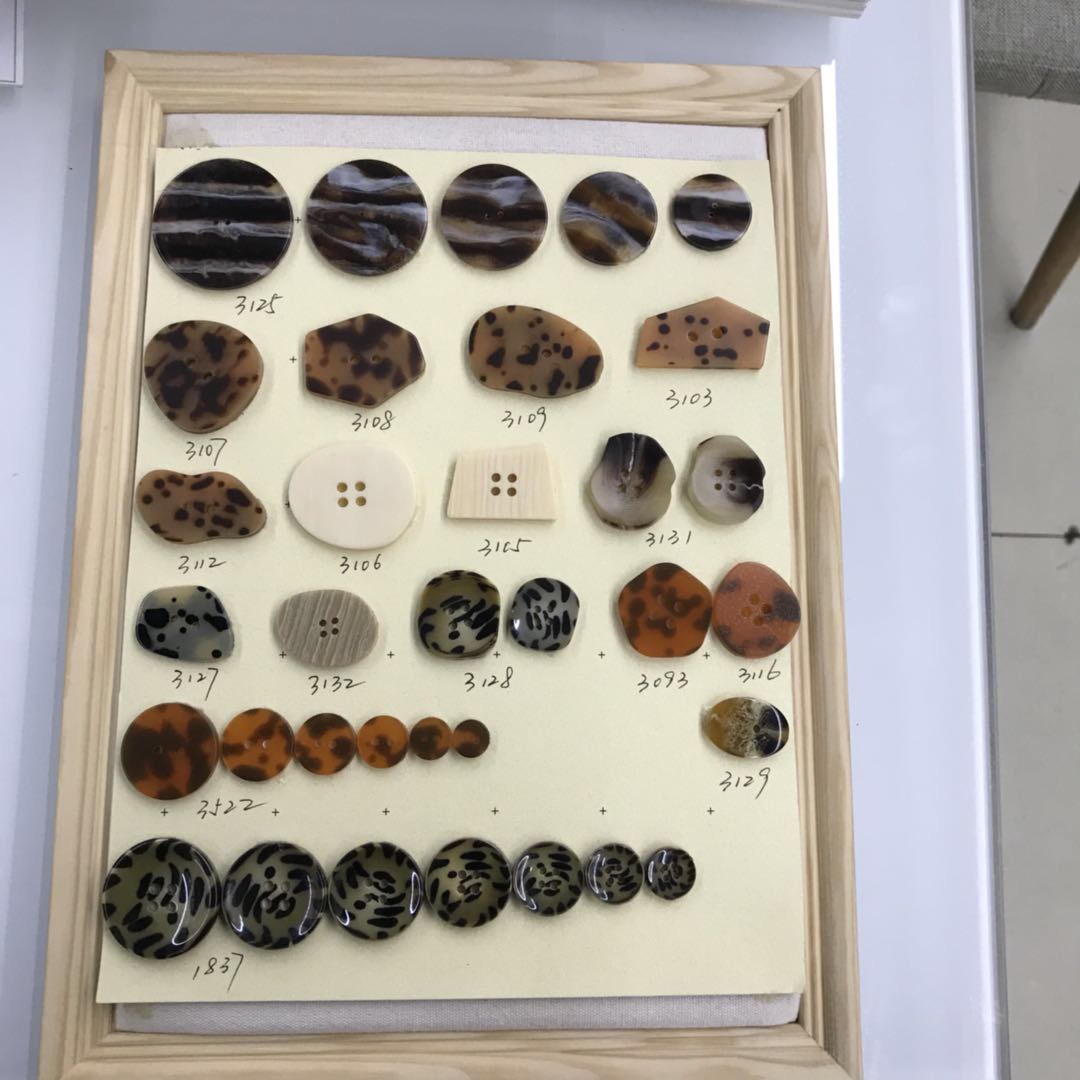 纽扣豹纹状多款多色可选可用于老年服饰搭配