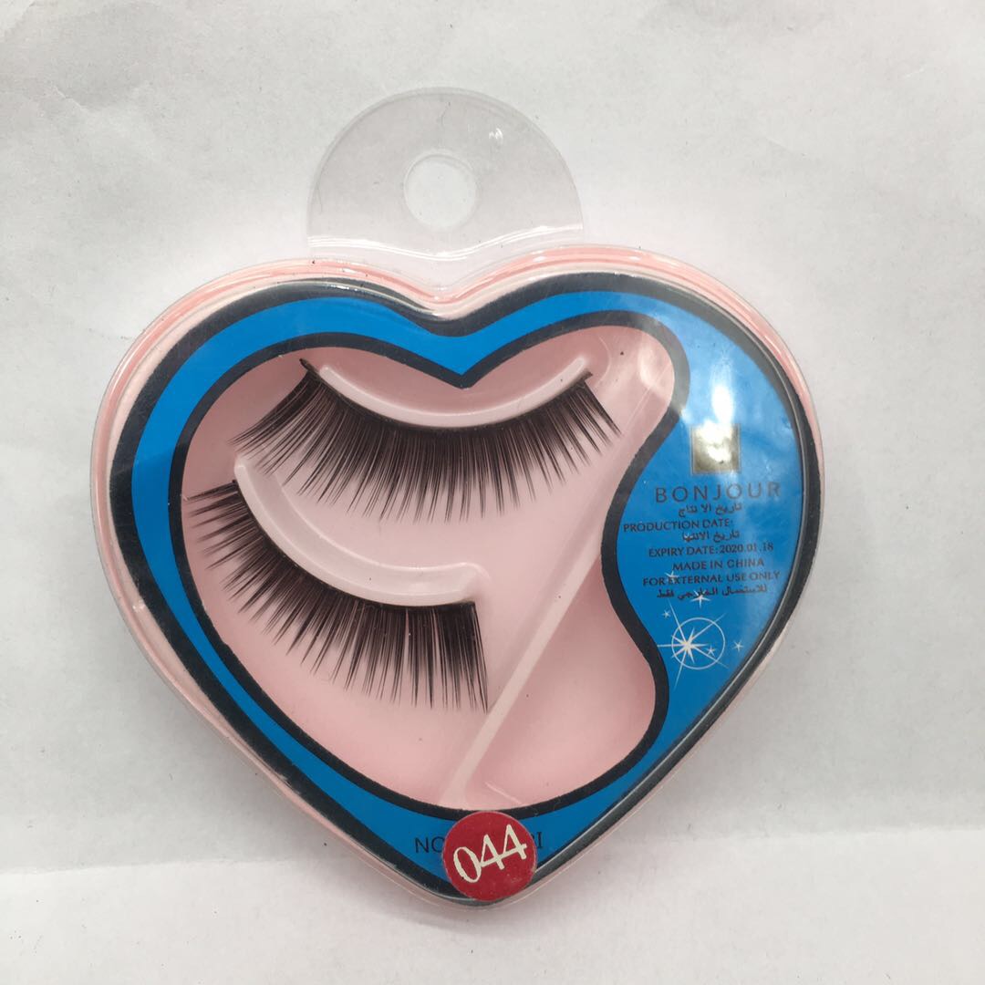 Natural false eyelashes with a plain flat effect in a heart-shaped box packaging