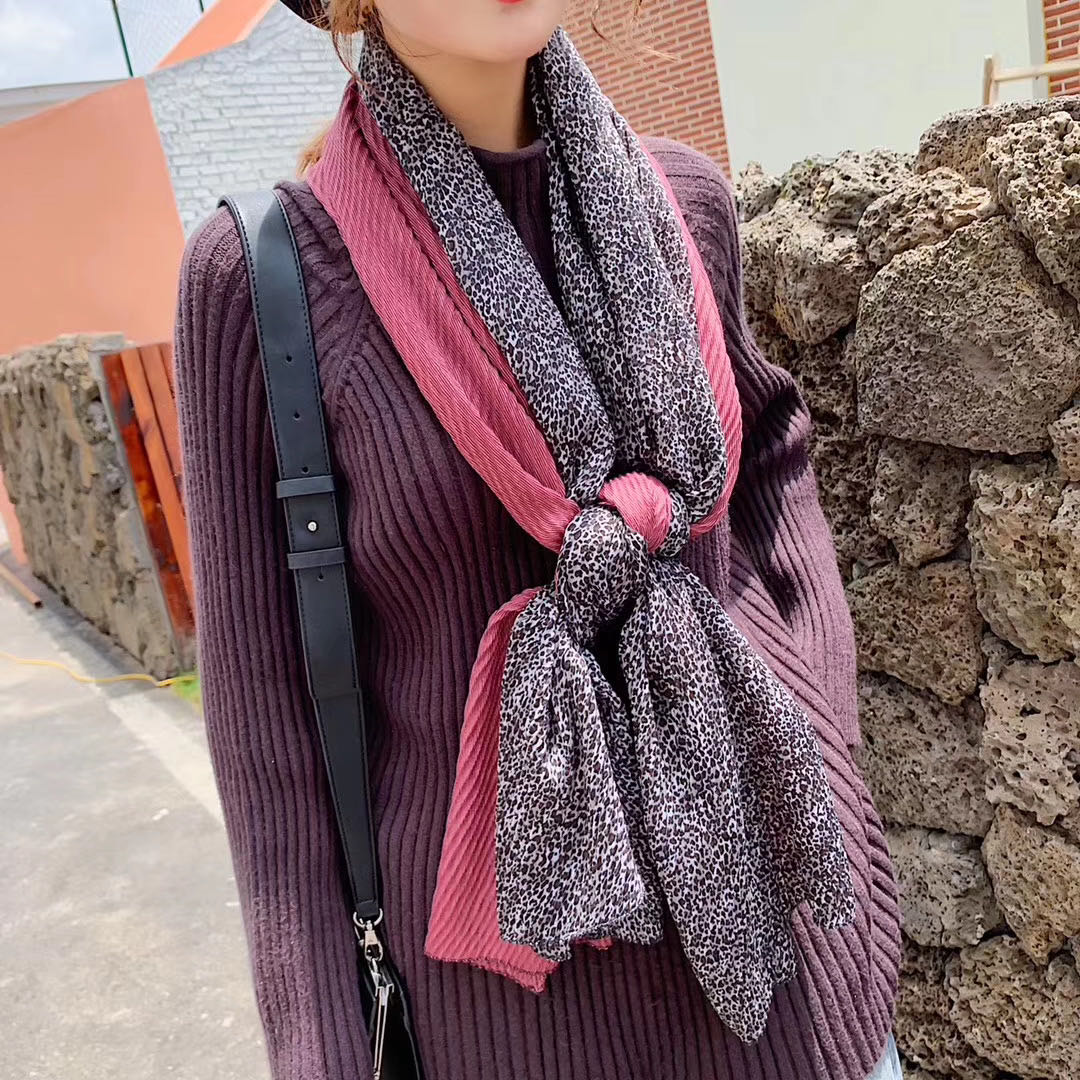 A versatile and fashionable two-color cotton and linen creased scarf for women in spring and autumn Specification image