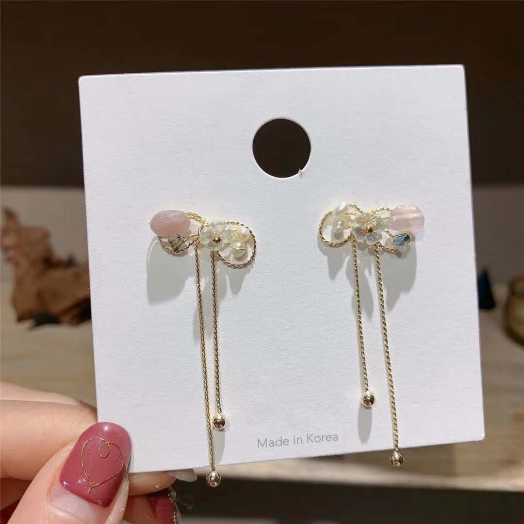 Korean fashion trend: Golden bow-encrusted pearl gemstone small flower girl's elegant earrings Specification image