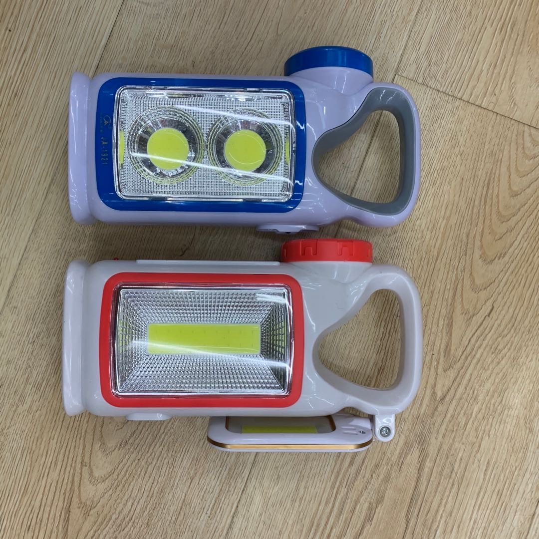 Portable emergency flashlight with hand-cranked power generation