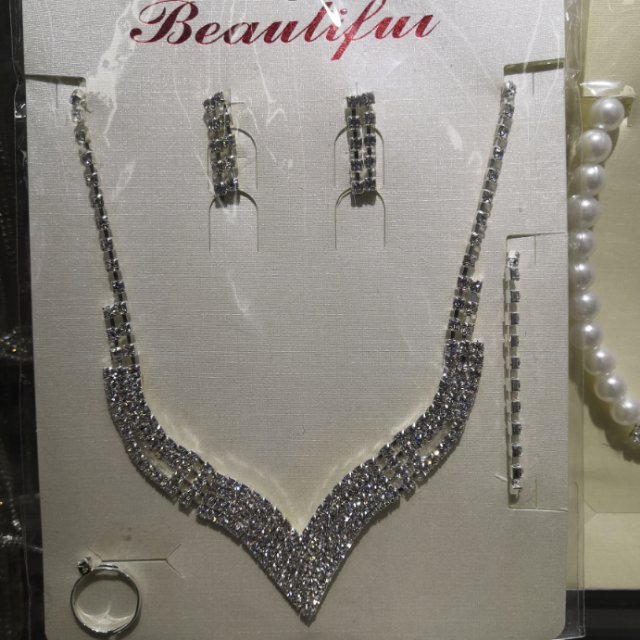 A simple and elegant necklace and earring set for friends. A Korean-style necklace and bracelet set