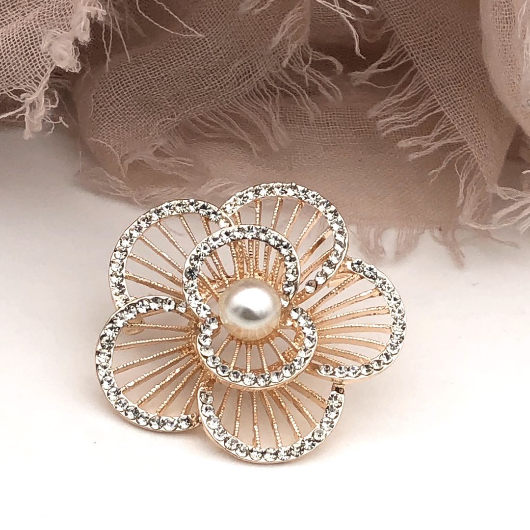 Imitation pearl hollow round flower alloy brooch jewelry Suit accessories Women's corsage flower brooch beautiful classic jewelry thumbnail