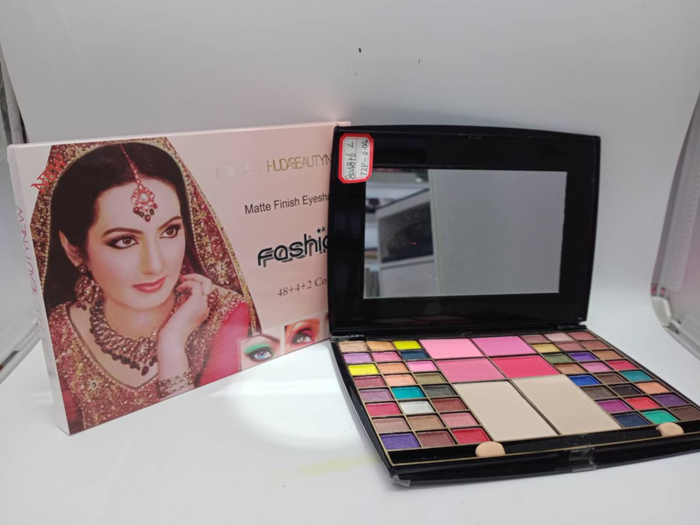 The 54-color eyeshadow makeup palette is waterproof, sweat-proof, does not smudge, has a fine powder texture and is easy to apply details Picture