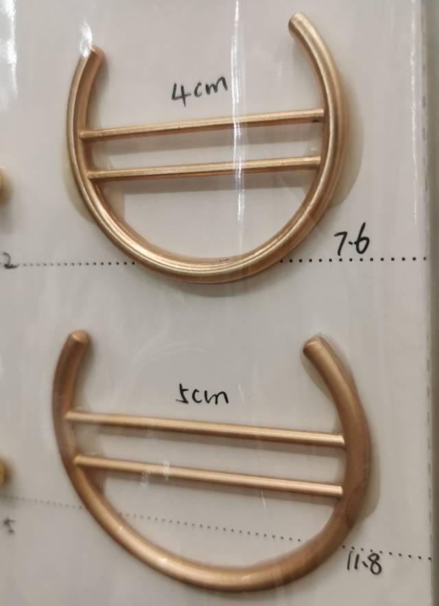 U Decorative Buckle Electroplated Buckle Diameter 4-5Cm Light Gold Oil Injection Korean Version U-Shaped Spiral Buckle Shawl Brooch details Picture