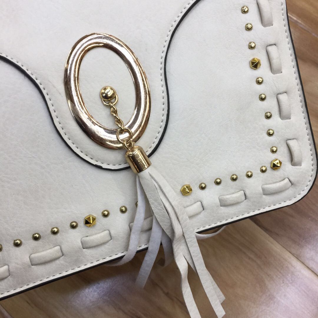 The new Korean-style fashionable wide-shoulder strap single-shoulder bag for women is trendy and versatile. It's a casual crossbody bag for women details Picture