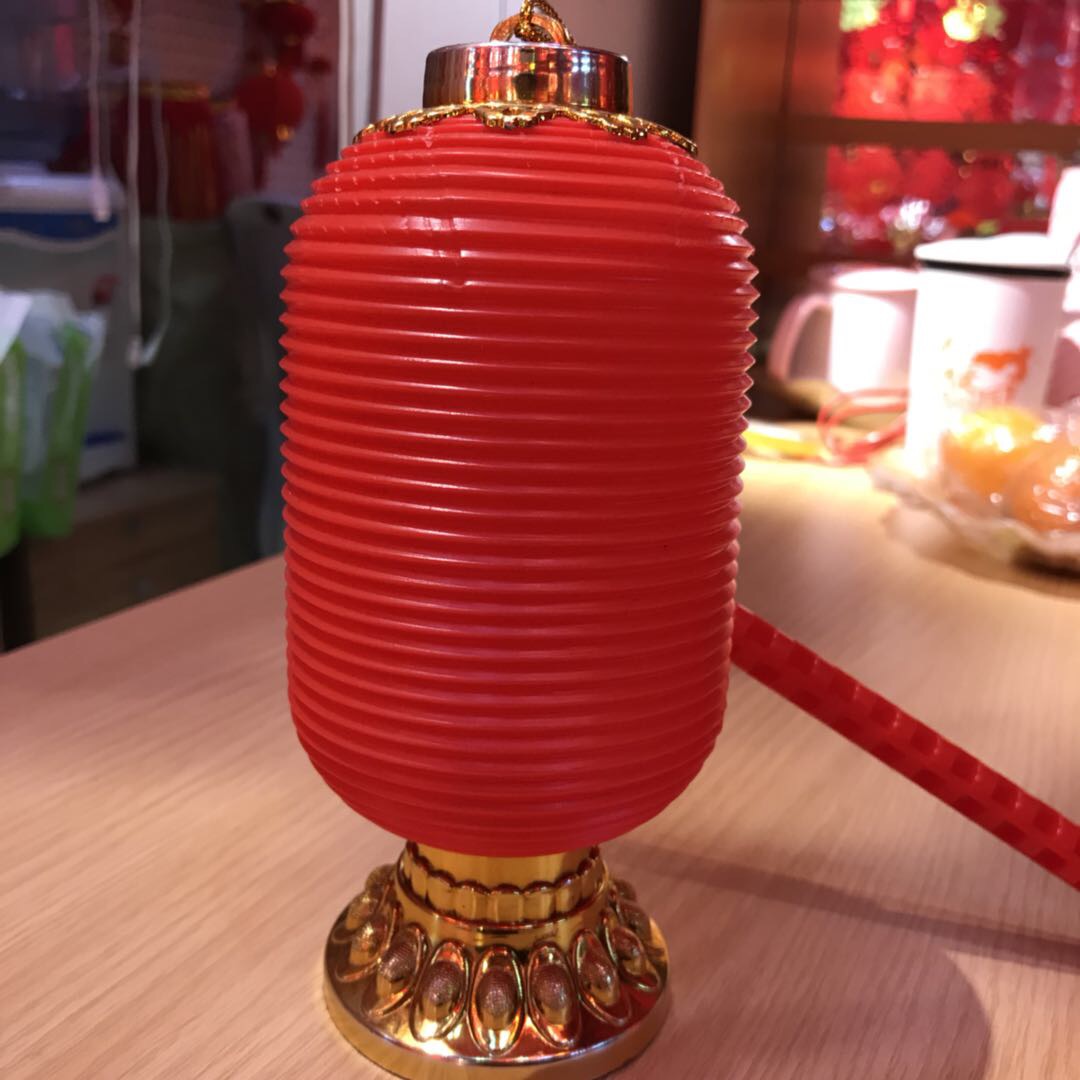Hand-held lanterns and palace lanterns in red and gold can be used for the Spring Festival in an oval shape