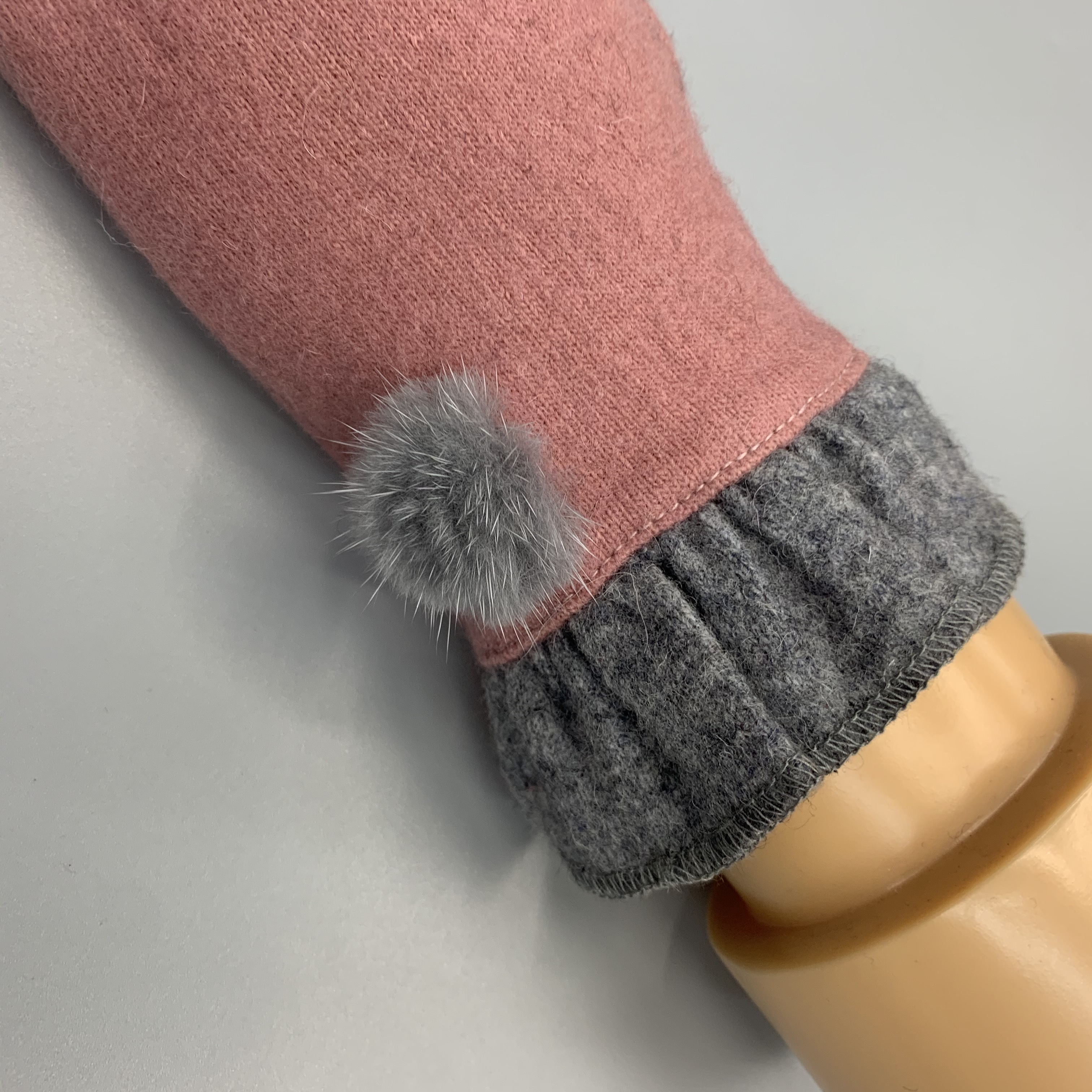 For export to Europe, America, Japan and South Korea, women's winter fleece gloves are warm for driving and cycling. Five fingers are cute. Autumn thin cashmere touch screen wool gloves details Picture