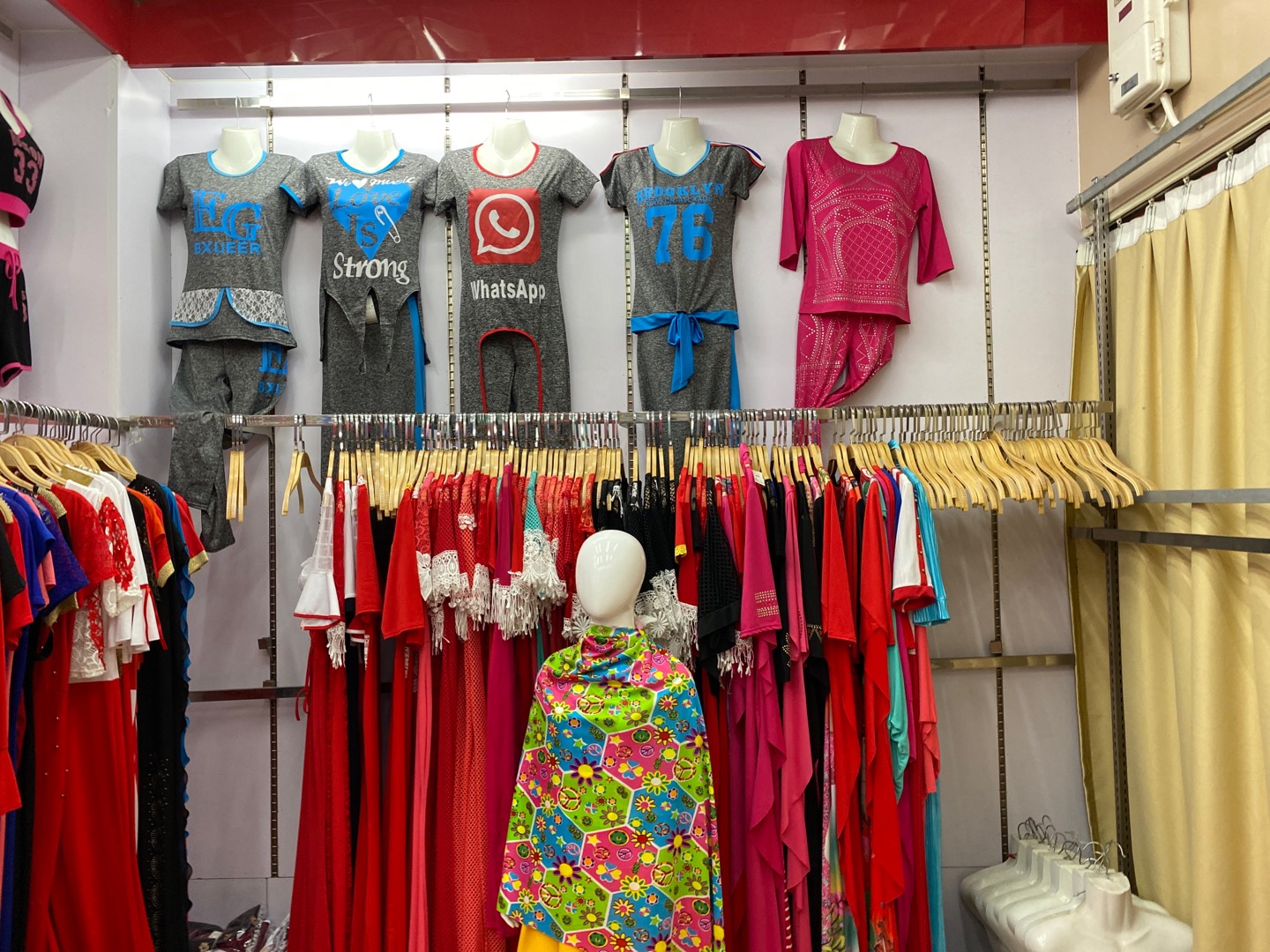 Blonde hair clothing describe pic - 3