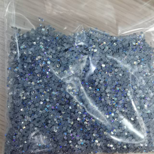 وحلي الأظافر عبارة عن مزيج من الألواح السوداء والشمبانيا اللون والأكوام الجديدة التي تحتوي على أغلفة الأظافر Specification image