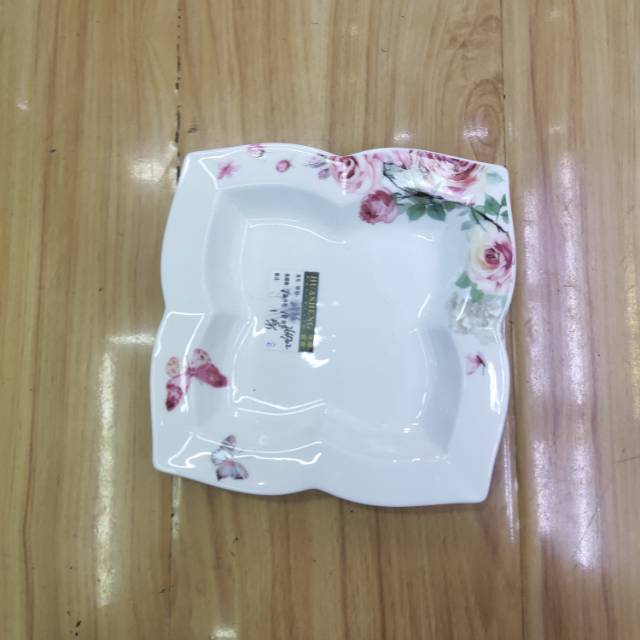 正方形蝴蝶鲜花花纹餐盘细节图