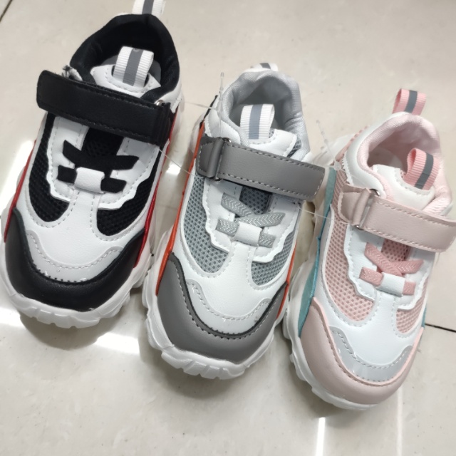 Soft Soled Breathable Mesh Fabric Non-Slip Sports Shoes For Boys And Girls