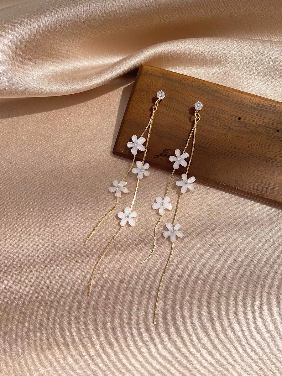 Small flower tassel earrings, 2020 new trendy white flower long Chinese-style earrings, women's stud earrings, elegant and ancient style Specification image
