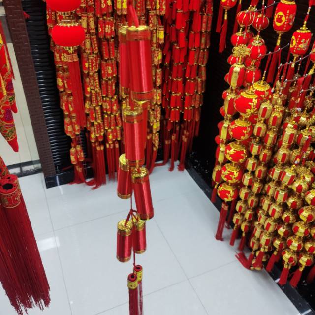 A 2-cm diameter string of 8 silk-gloss firecrackers, gilded and decorated, is a festive and wedding item for moving into a new home details Picture