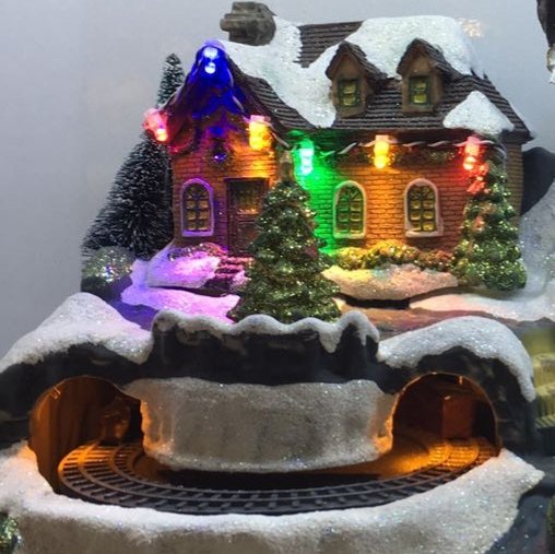 三层别墅雪景庭院彩灯树脂工艺品摆件产品图