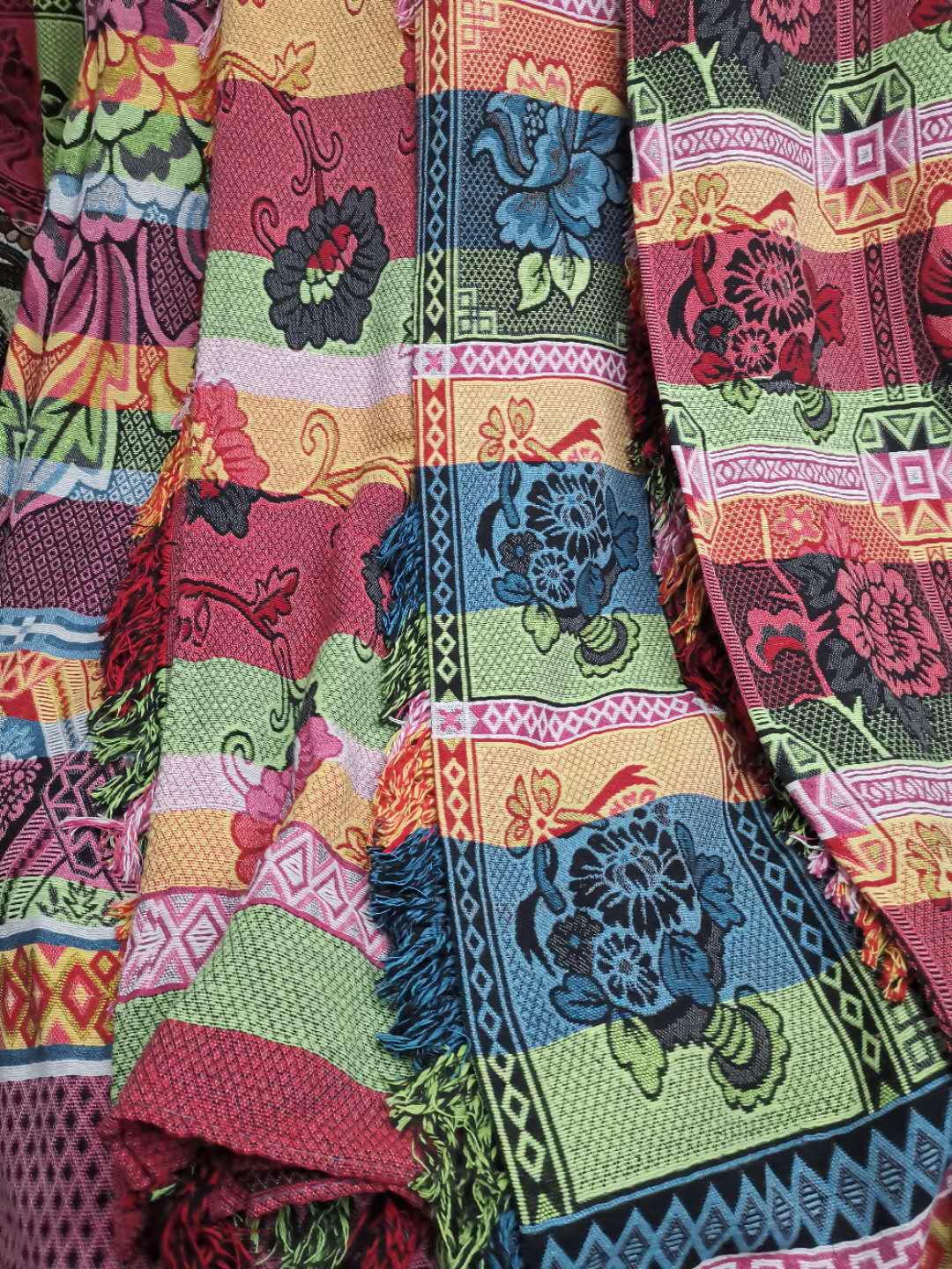 2020新款厂家定制精美绣花毛毯线毯产品图