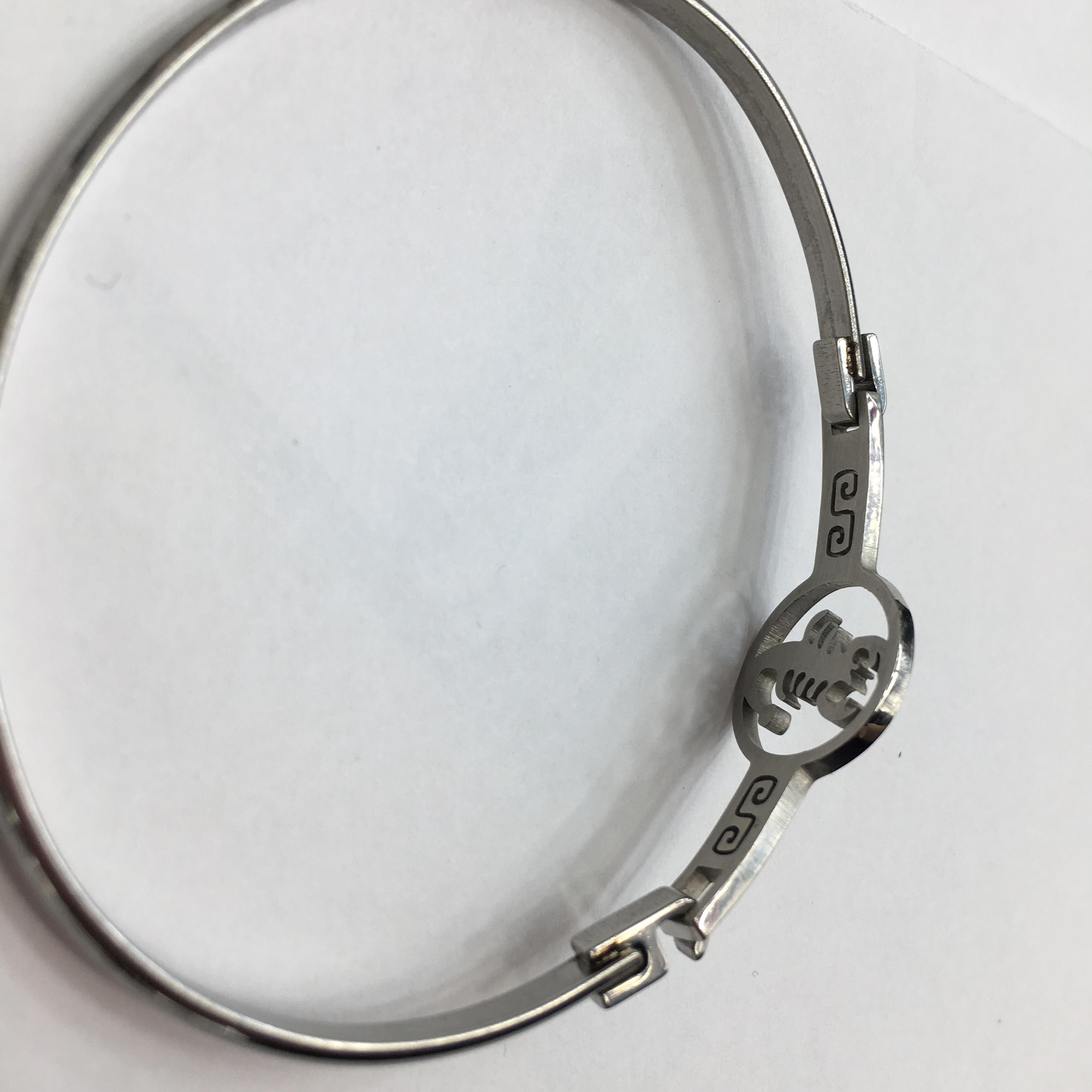 创意时尚镂空蝎子不锈钢镀银开口手镯手环细节图