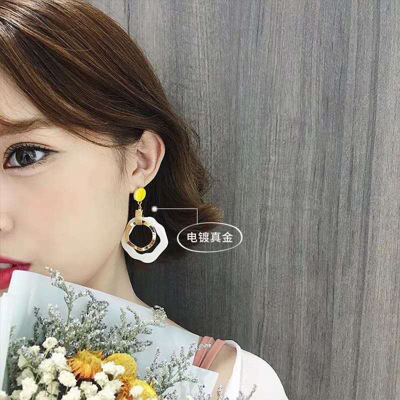 韩国潮流时尚金色合金白色亚克力圈圈坠子女气质耳饰细节图