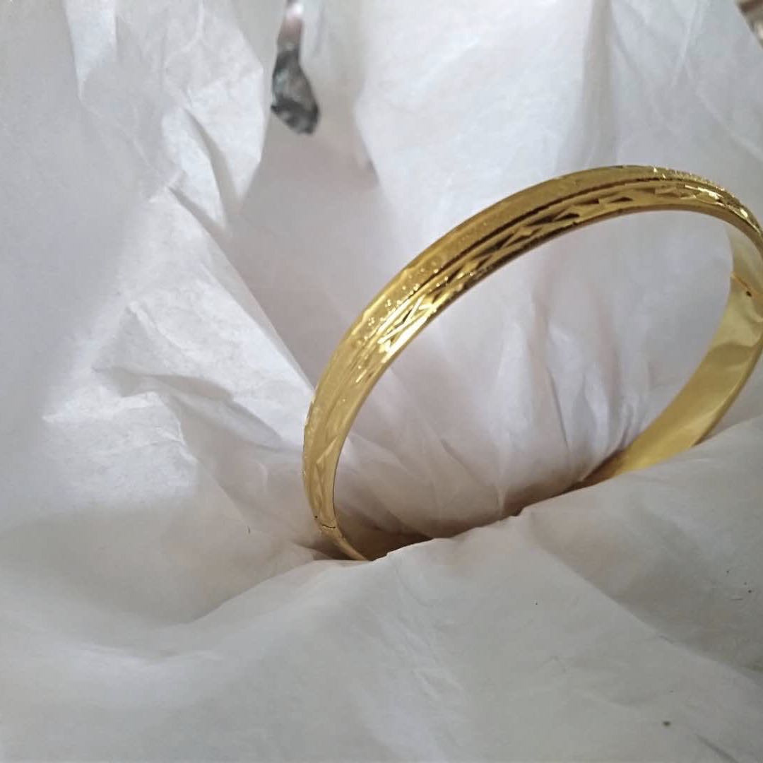 Japanese and Korean version exquisitely carved bracelets, electroplated real gold color-preserving jewelry, trendy gold jewelry