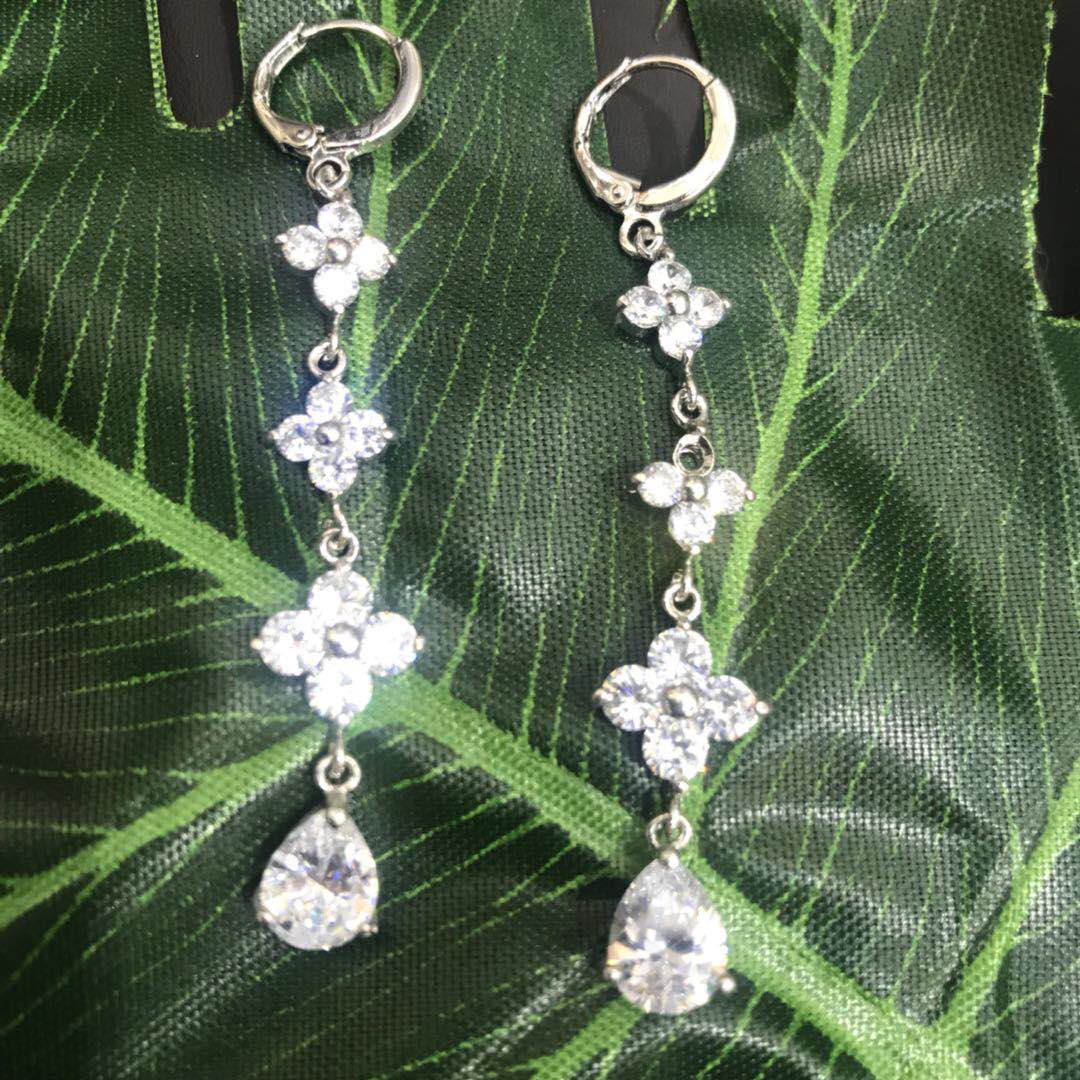 Japanese and Korean four-leaf clover zircon earrings, long, super shiny, simple and elegant earrings for women Specification image