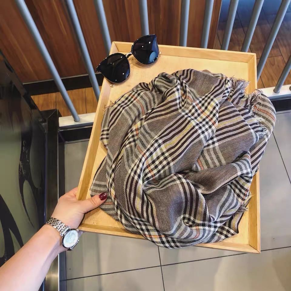 Stylish Outfit with Brown Plaid Scarf