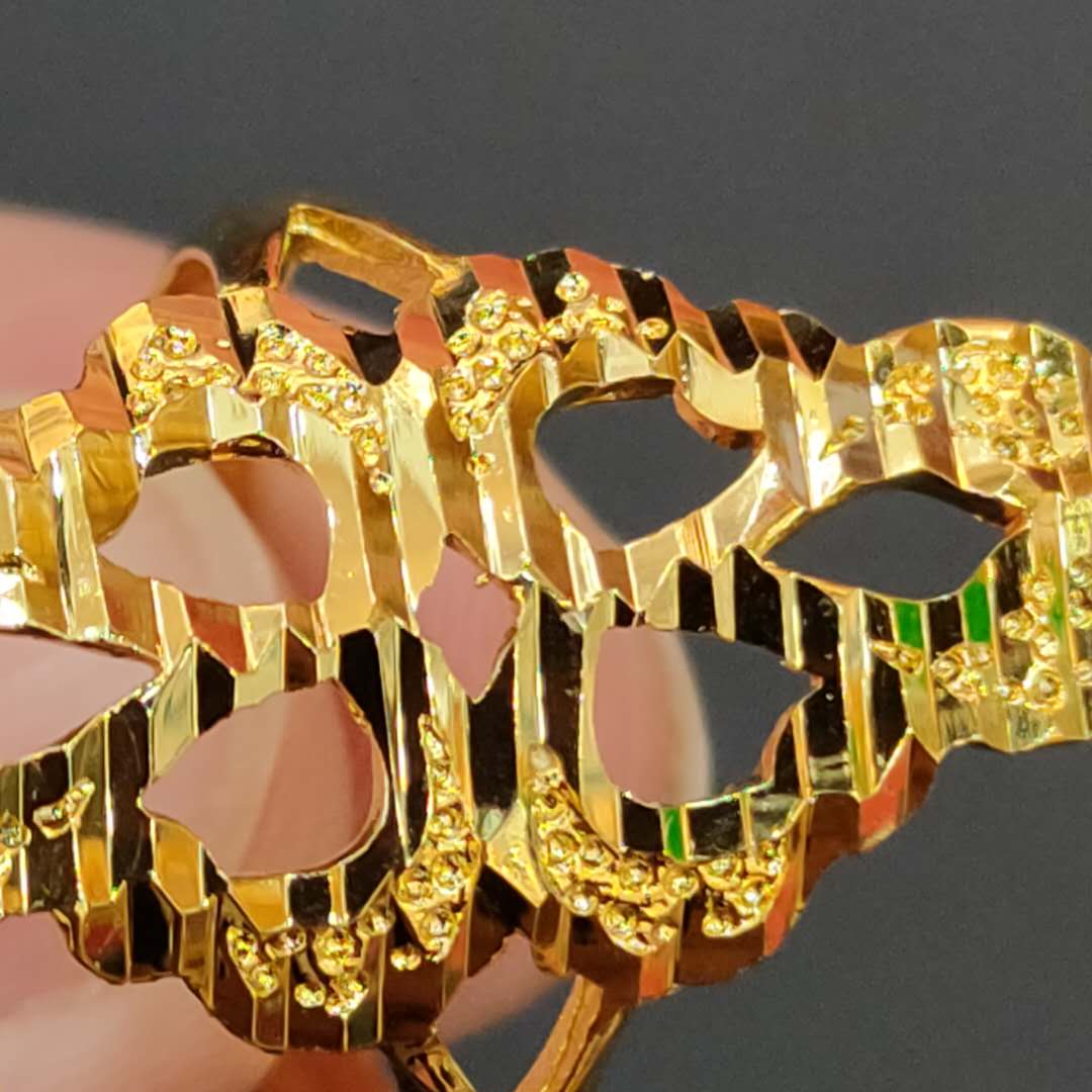 Creative imitation gold gift with engraved patterns for men and women, large ring accessories Specification image