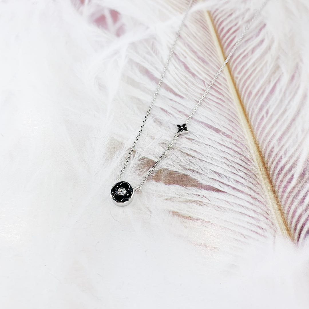 The small flower pure silver necklace is simple, versatile, fashionable and fresh, and a best-selling collarbone chain Specification image