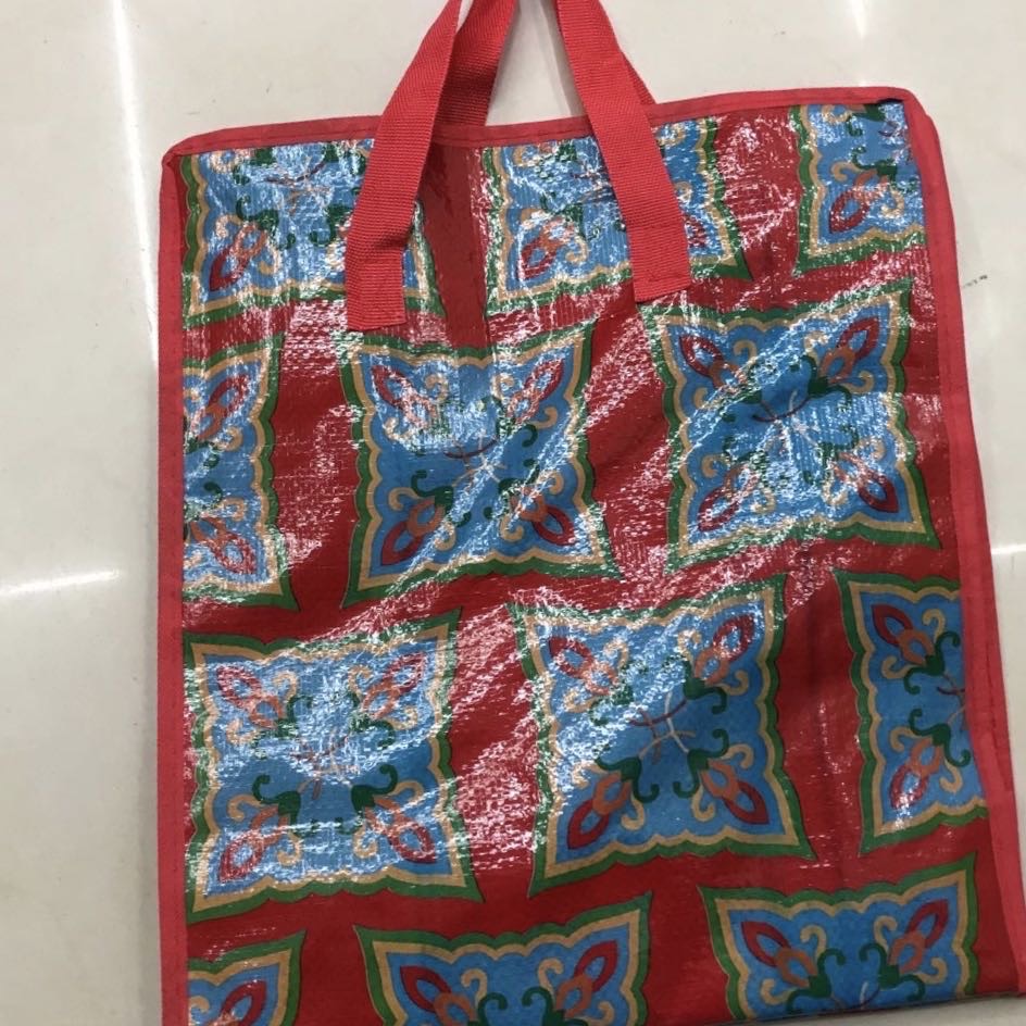 The red patterned packaging bag made of pp woven material has a retro style