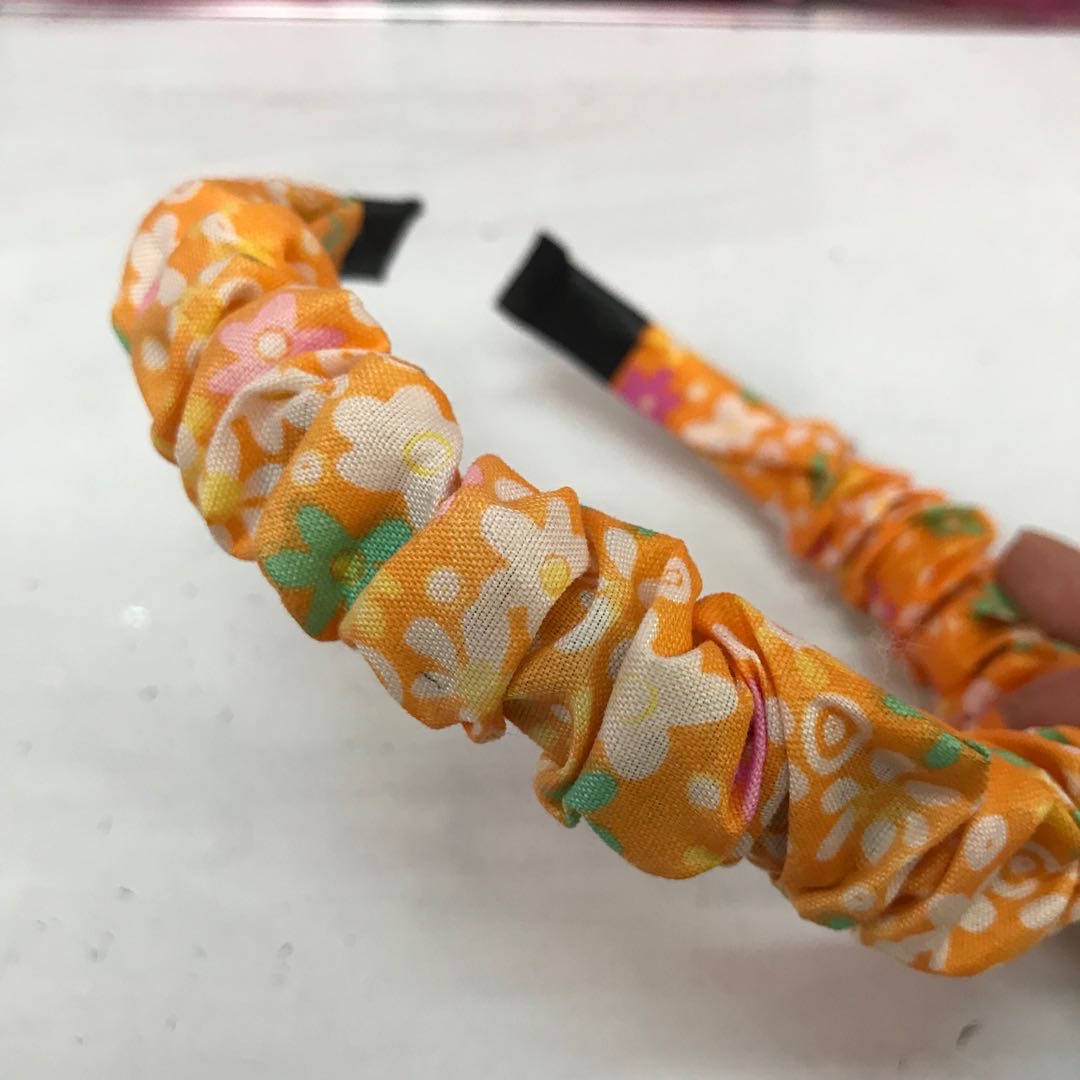 The Korean-style simple hair band is a versatile and elegant accessory for going out in autumn and winter. It features a forest-themed, ethereal hair-pressing style and is a popular and fresh headwear for young girls details Picture