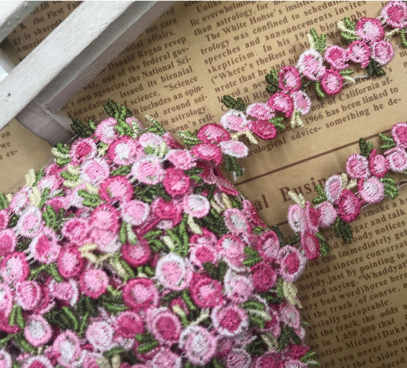 The auxiliary materials are high-quality, with crinkled glass flowers and exquisite satin ribbon embossed lace Specification image