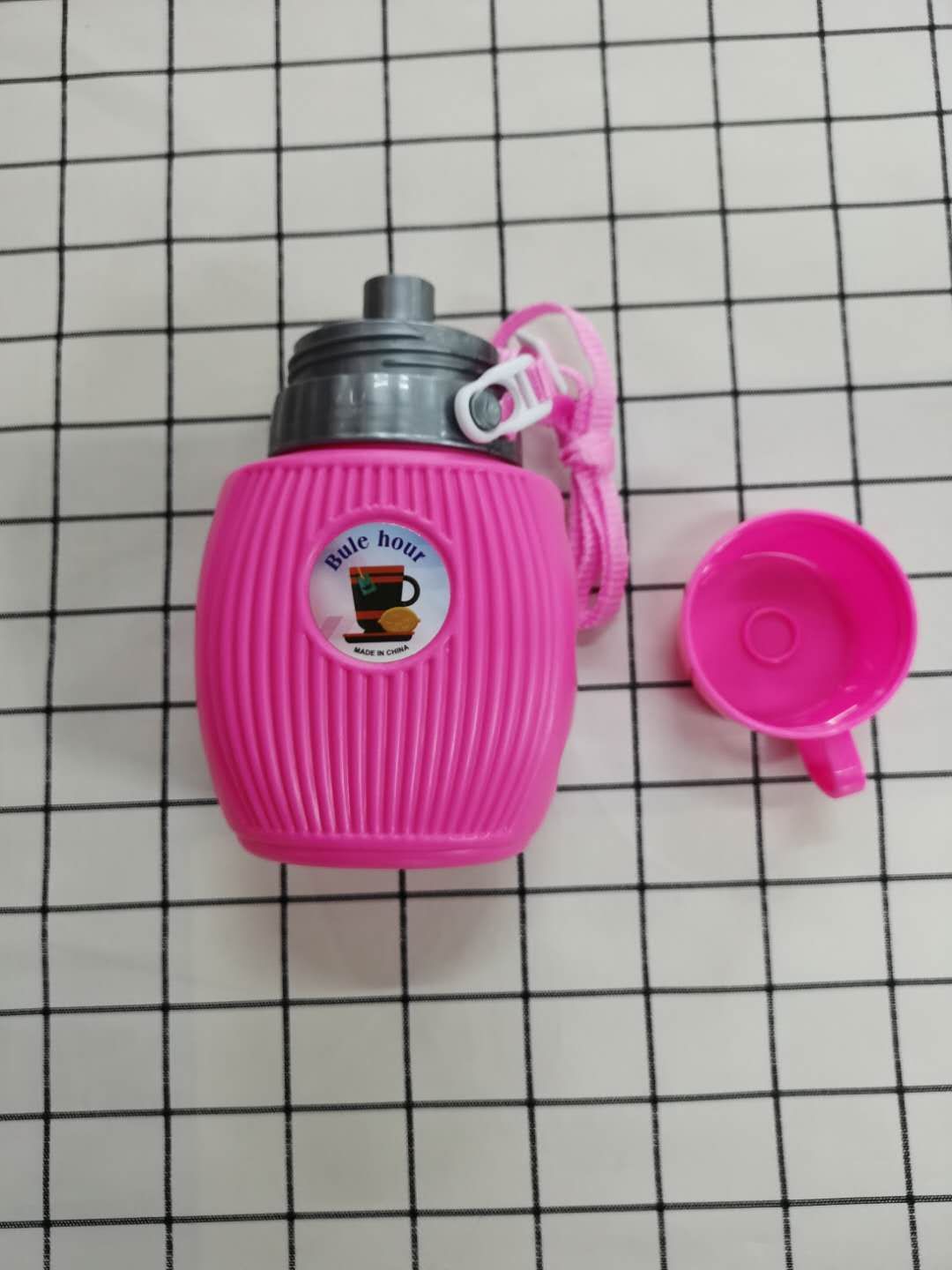 Creative cups for primary school students, personalized and trendy water bottles and cups