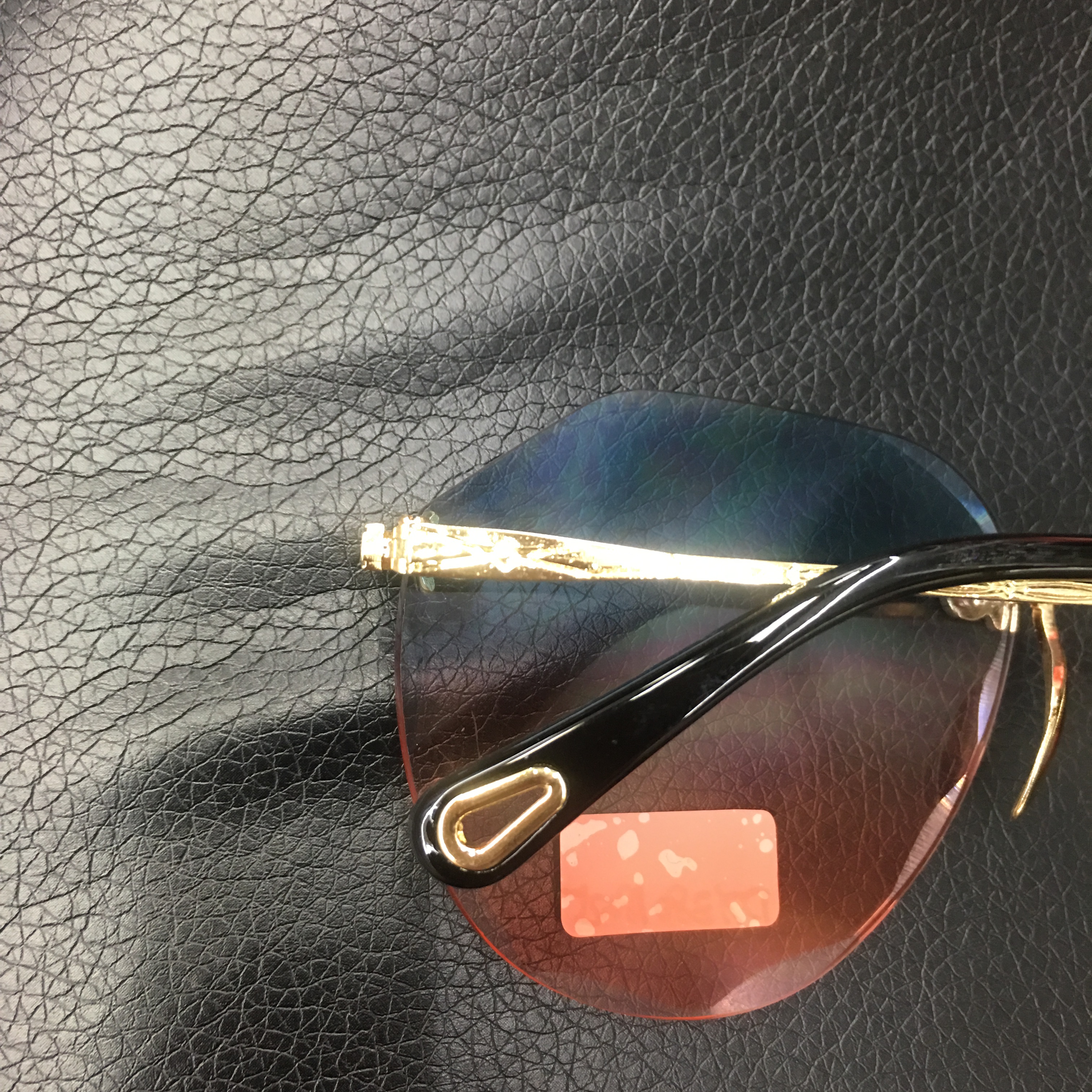 Fashionable and trendy sunglasses for women with round faces and UV protection. New sunglasses with large frames for women, elegant Specification image