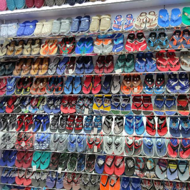 Xu Yun has a shoe business describe pic - 1