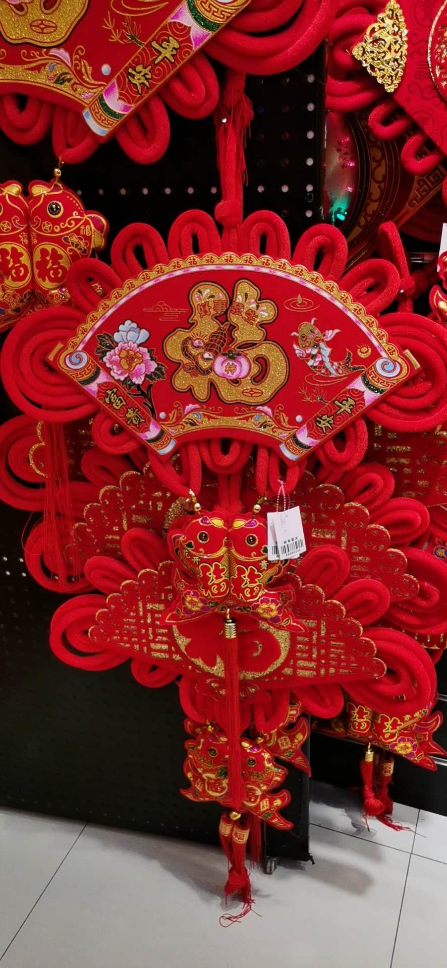Chinese knot pendants for the living room, peace knots, "Fu" characters, heart-to-heart knots for home decoration, festive atmosphere, red background wall for the entrance hall details Picture